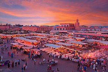 Avond  op het  Djermaa El Fna Plein met de  Koutoubia Moskee in Marrakech,  Marokko van Eye on You