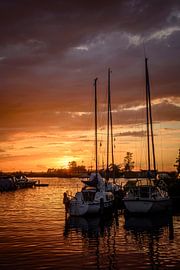 zonsondergang in de haven van de veenhoop
