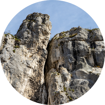 Hoge rotsen aan de rand van Markt Essing in Beieren van Reiner Conrad