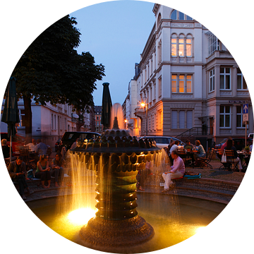 Wiesbaden : Biertuin in Adolfsallee met fontein van Torsten Krüger