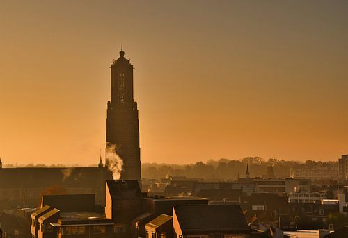 De morgenstond en een mistige sfeer met de Martinus kerk in Weert