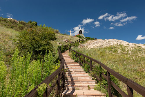 Een inspirerend pad naar de Hilltop Chapel voor een panoramische inrichting van de woonkamer
