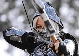 Frau im Cosplay mit Bogen und Pfeil von Atelier Liesjes