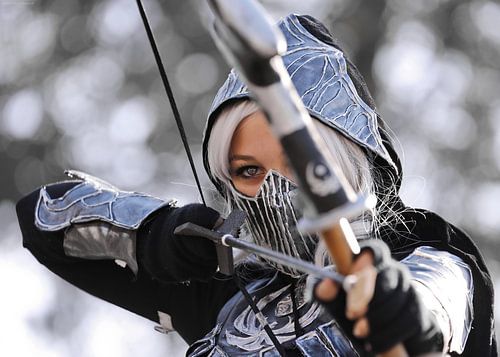 Femme en cosplay avec arc et flèches