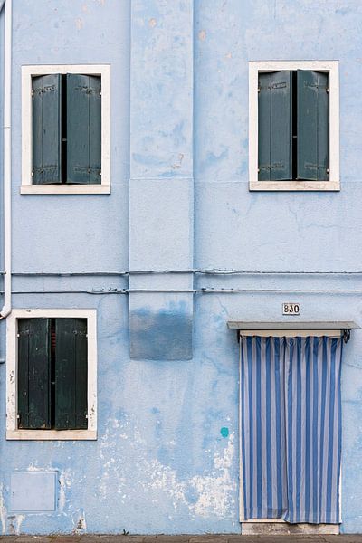 Blauw huis met groen luiken Burano Venetië van Sander Groenendijk