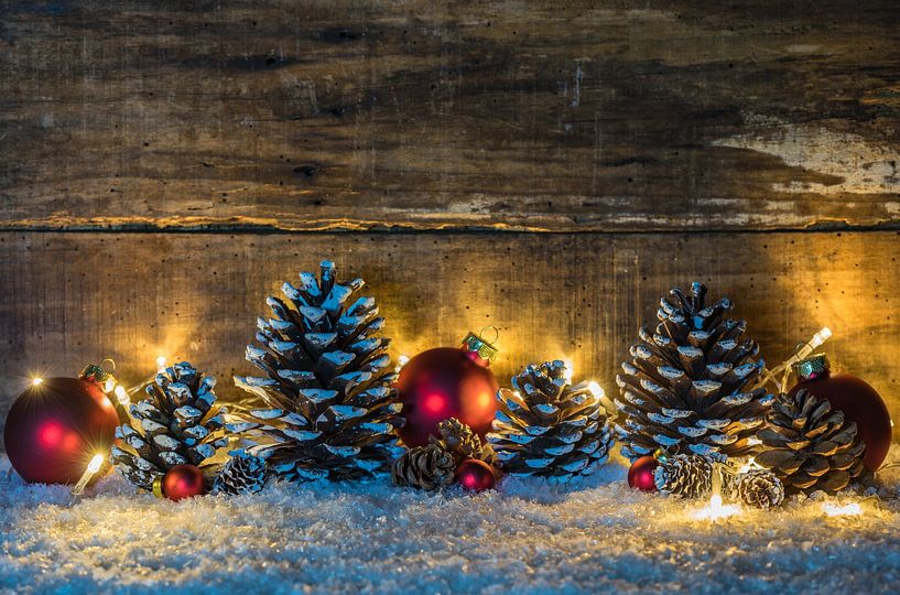 Weihnachtsdekoration mit Tannenzapfen, traditionellen Ornamenten, Licht von Alex Winter