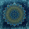 Gouden licht in de diepblauwe mandala van Sabine Wagner
