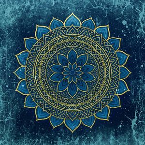 Gouden licht in de diepblauwe mandala
