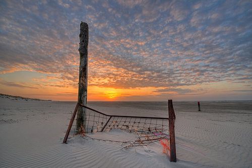 Het Noordzee strand van Terschelling bij zonsondergang