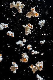 Popcorn Explosion im Dunkeln – Kreativ von Poster Art Shop