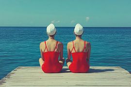 Schwimmerinnen am Steg vor dem Meer von Poster Art Shop