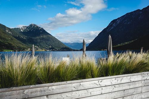 Vue du rivage à Pertisaus sur l'Achensee au Tyrol