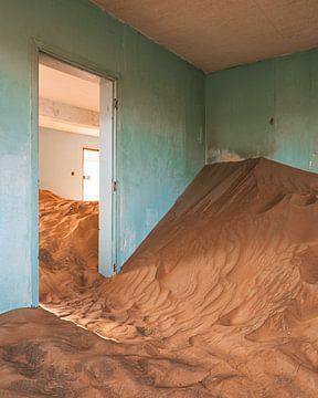 Verlaten huis vol met zand in een dorpje (spookstad) in de woestijn van Verenigde Arabische Emiraten van Michiel Dros