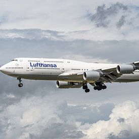 Landende Lufthansa Boeing 747-8 passagiersvliegtuig. van Jaap van den Berg