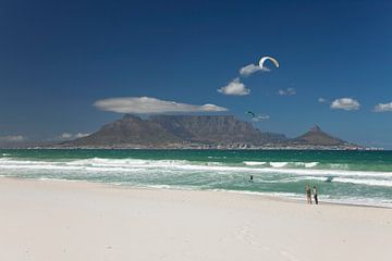 Blouberg strand met uitzicht op Kaapstad, Zuid-Afrika van Peter Schickert