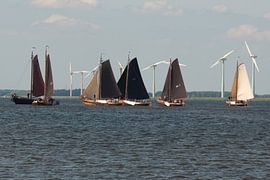 Zeilende Botters by Brian Morgan