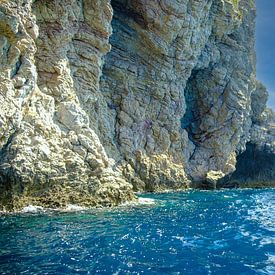 Mer bleue et rochers blancs dans la mer Ionienne sur Ineke Huizing