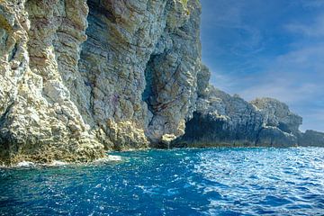 Mer bleue et rochers blancs dans la mer Ionienne sur Ineke Huizing
