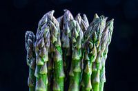 geïsoleerde groene asperges op zwarte achtergrond