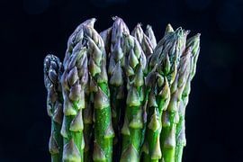 isolated green asparagus in black background von Winne Köhn
