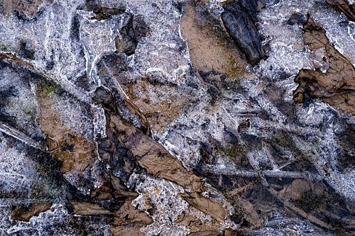 Schilderachtige ijsvormen op het platteland