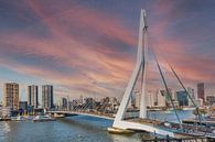 skyline van Rotterdam met de erasmusbrug over de rivier de maas met avondrode lucht van ChrisWillemsen thumbnail