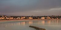 Het Bretonse havenstadje Erquy in het avondlicht van Harrie Muis thumbnail