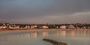 Het Bretonse havenstadje Erquy in het avondlicht