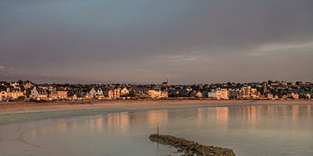 Het Bretonse havenstadje Erquy in het avondlicht
