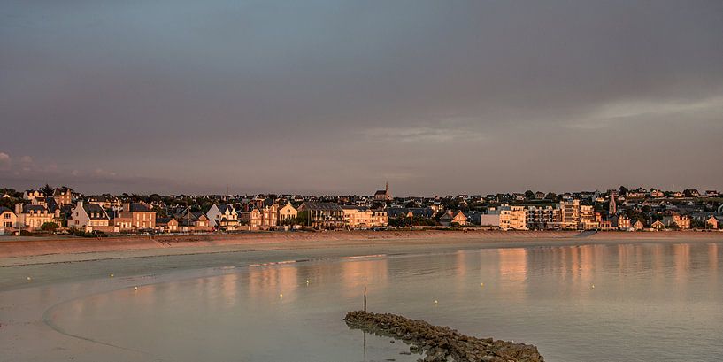 Het Bretonse havenstadje Erquy in het avondlicht van Harrie Muis