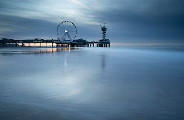 De pier van Scheveningen tijdens het blauwe uur