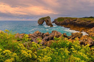 Zonsopkomst bij Castro de Las Gaviotas, Asturië, Spanje van Henk Meijer Photography