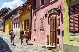 Sommerliche und bunte Straße in Sighisoara, Rumänien