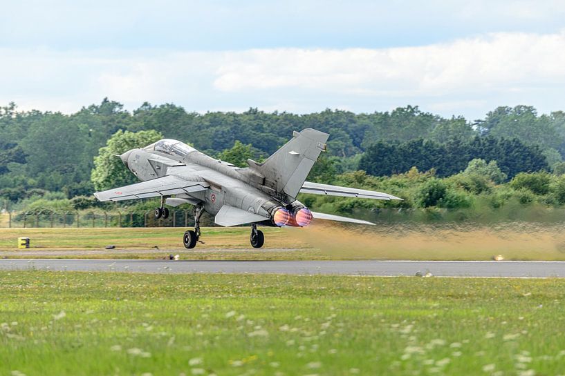 Start eines italienischen Tornados mit Nachbrenner. von Jaap van den Berg