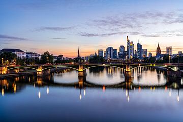 Frankfurt am Main skyline bij zonsondergang