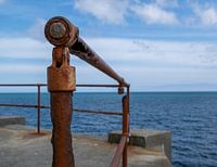 Roestige reling bij de zee