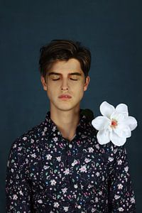 Mann mit geschlossenen Augen und weißer Blume von Iris Kelly Kuntkes