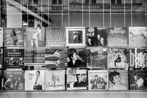 Straatfotografie.  Etalage in Antwerpen met muziek lp's