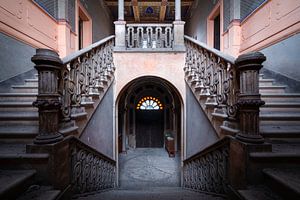 Treppe im verlassenen Schloss.