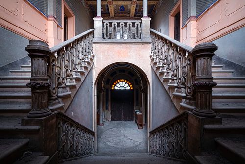 Escaliers dans le château abandonné.