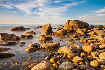 Steine an der Ostseeküste bei Lohme auf der Insel Rügen von Rico Ködder