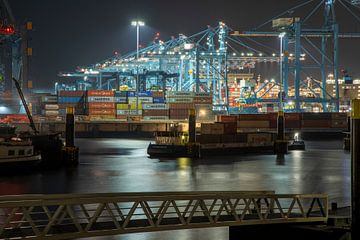 Container haven in de nacht