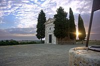 Kapelle im Val d'Orcia mit Brunnen bei Sonnenuntergang