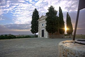 Chapelle dans le Val d'Orcia avec puits au coucher du soleil