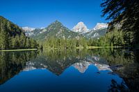 Berglandschap reflecterend in het water