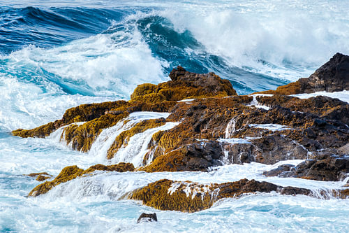 Un océan déchaîné et des vagues qui viennent s'écraser sur la côte de La Palma