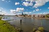 Rivier de IJssel met de skyline van Deventer van VOSbeeld fotografie thumbnail
