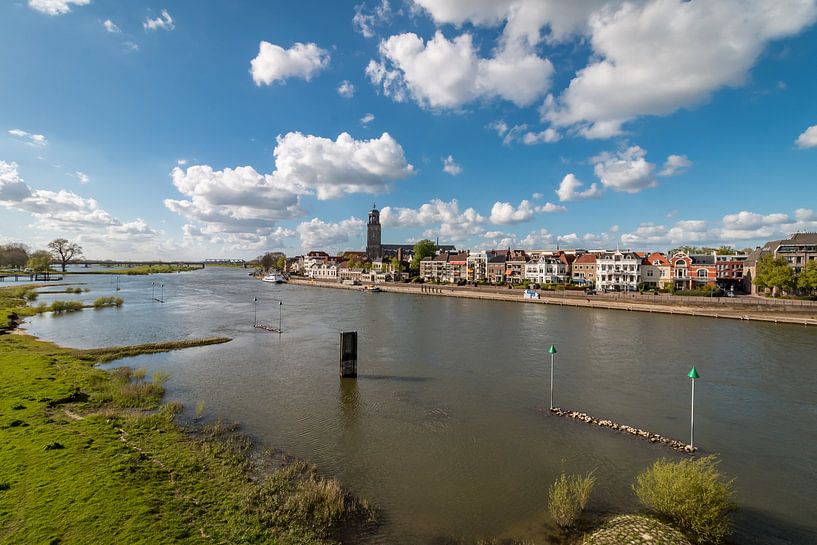 Rivier de IJssel met de skyline van Deventer van VOSbeeld fotografie