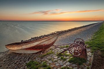 Bootje langs het IJsselmeer