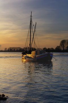 historischer Aalschokker am Rhein von Peter Eckert